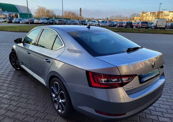 Skoda Superb cena 49900 przebieg: 300000, rok produkcji 2015 z Łasin małe 232